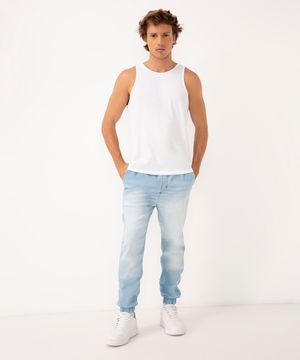 calça jeans jogger com bolsos azul claro