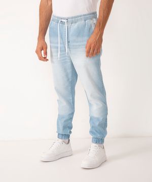 calça jeans jogger com bolsos azul claro