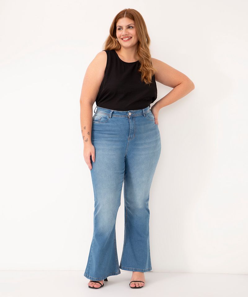 calça jeans flare plus size com elástico azul médio