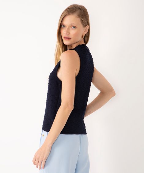regata de tricot com textura decote redondo azul marinho