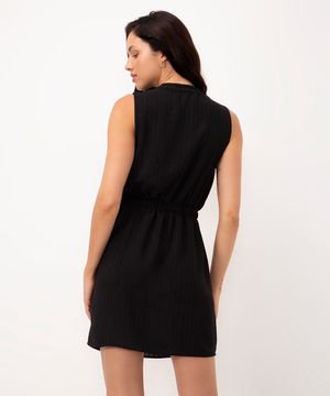 vestido curto texturizado com elástico e botões preto