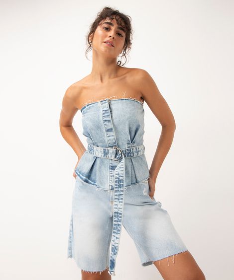 cropped jeans sem alça com pregas e cinto azul claro