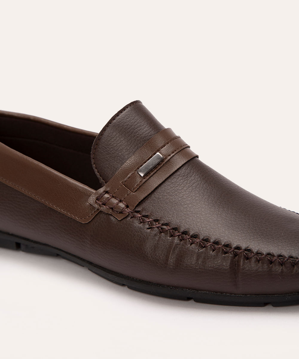 mocassim com recorte e fivela marrom
