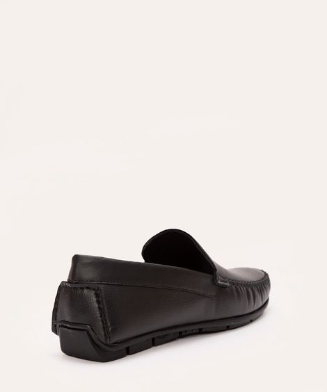sapato mocassim com recorte preto