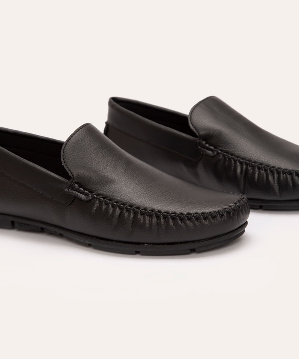 sapato mocassim com recorte preto