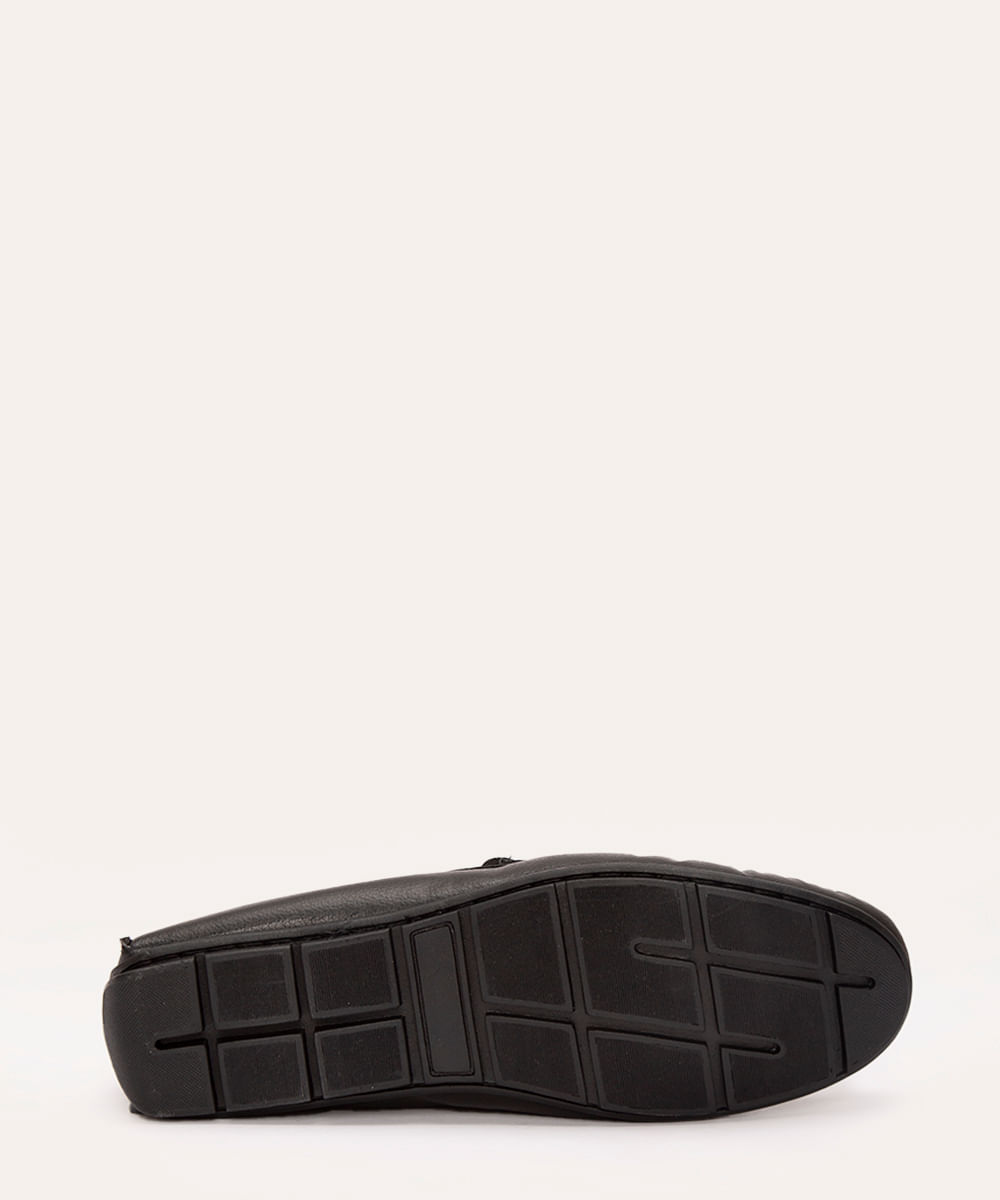 sapato mocassim com recorte preto