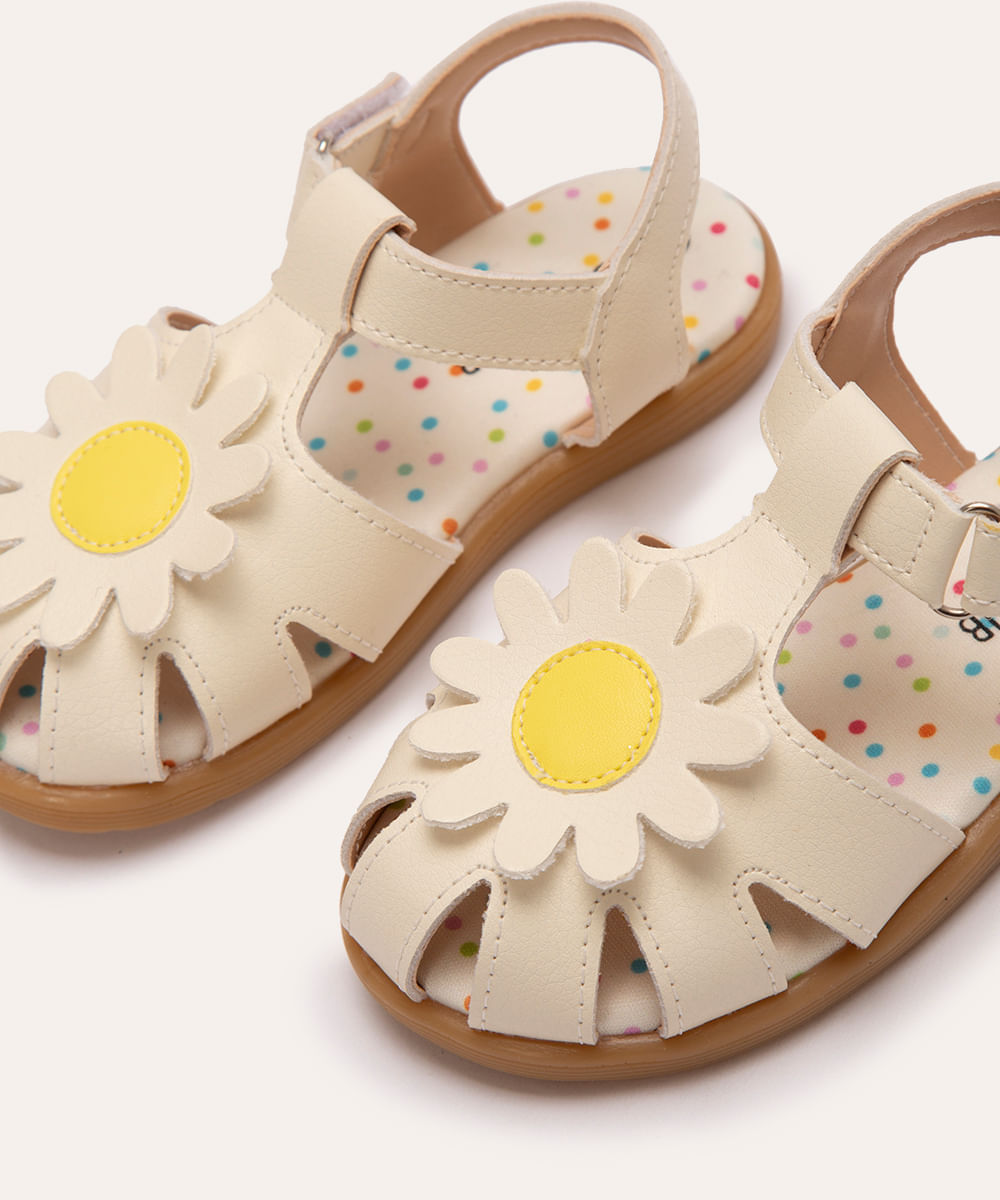 sandália fechada com aplicação de flor off white