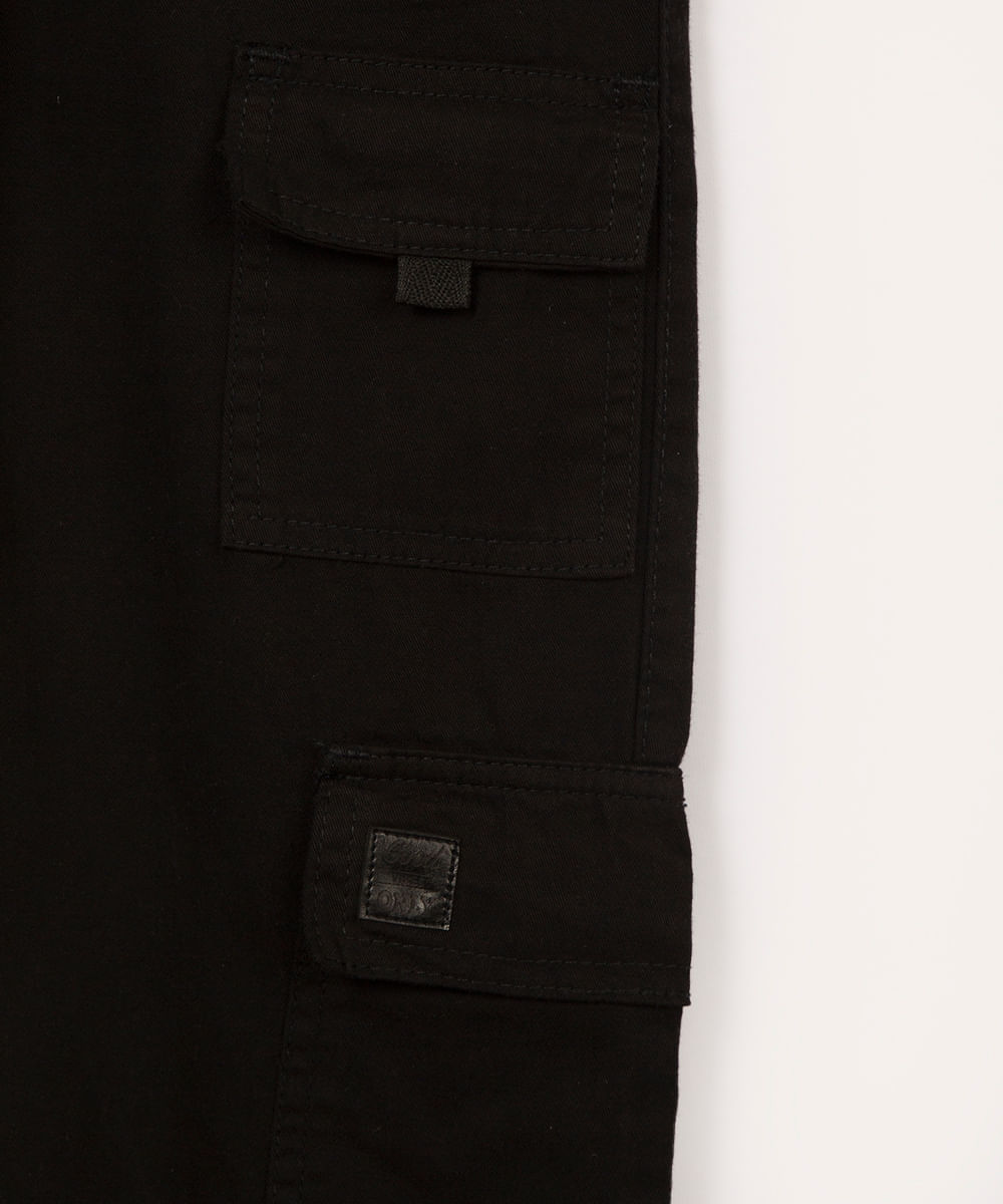 calça cargo juvenil de sarja com bolso preto