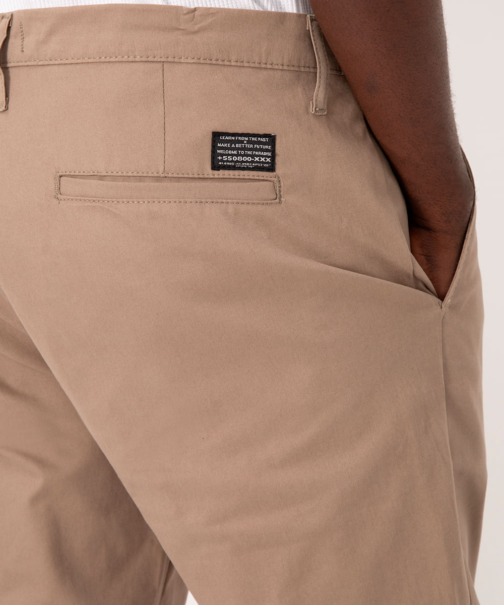 calça chino carrot de sarja masculina bege