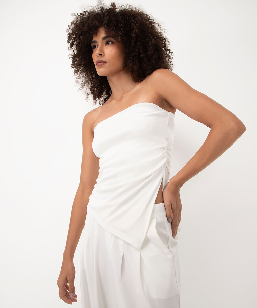 blusa sem alça assimétrica com franzido off white
