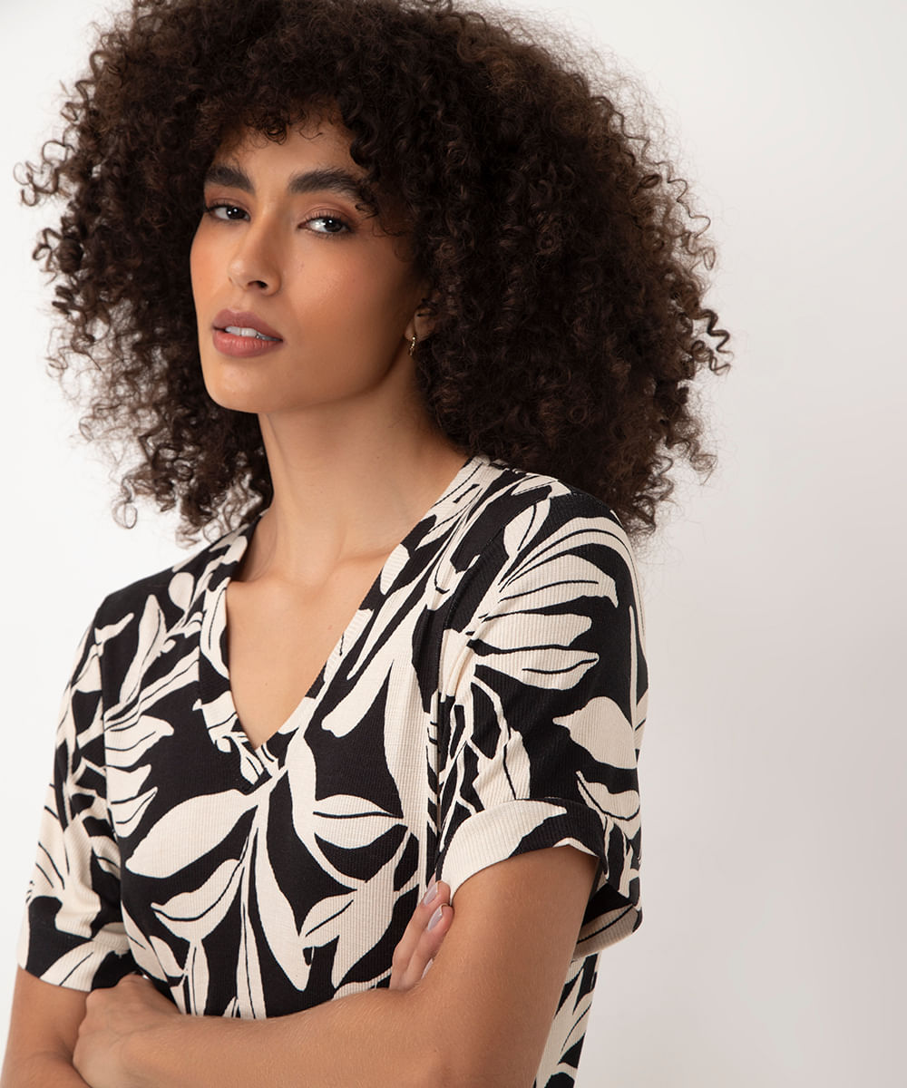 blusa de viscose folhagem decote v preto