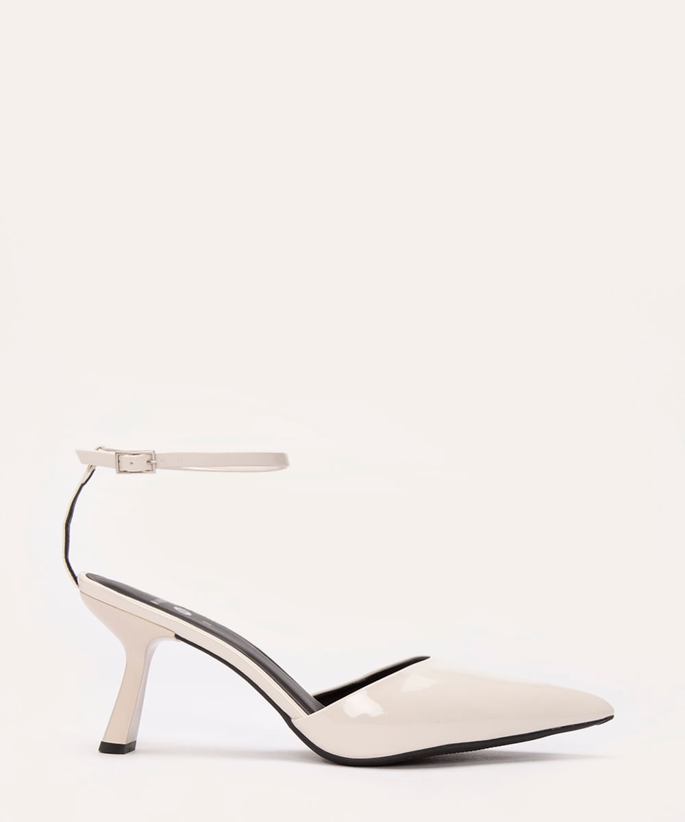 scarpin salto alto bico fino em verniz mindset off white