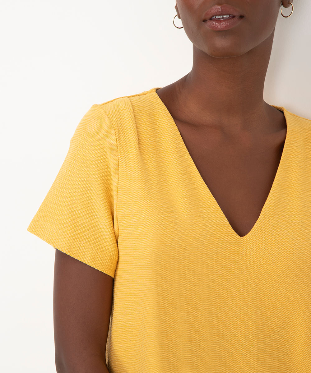 blusa de viscose texturizada decote v manga curta amarelo