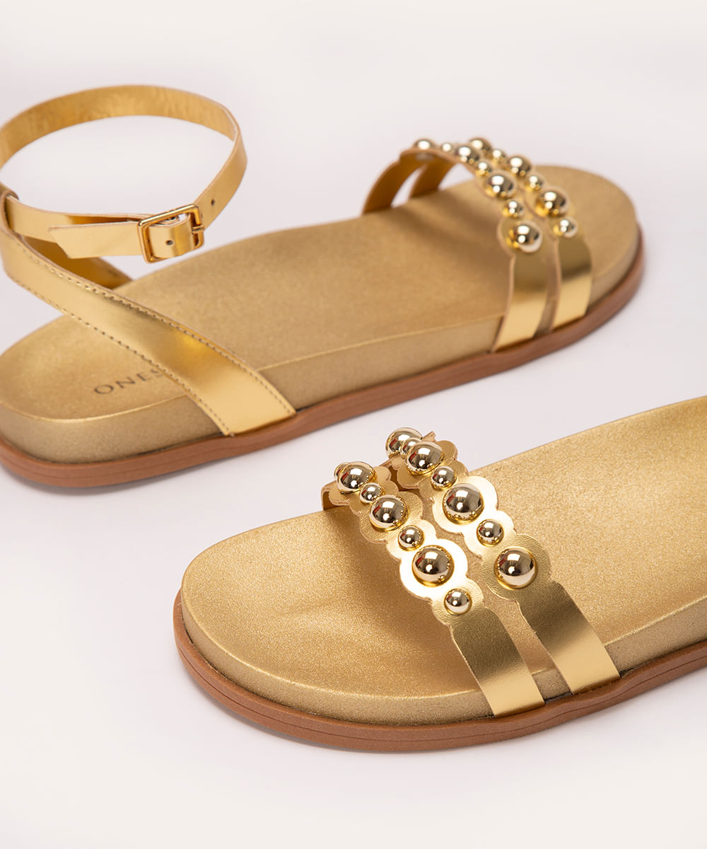 sandália flatform com tachas dourado