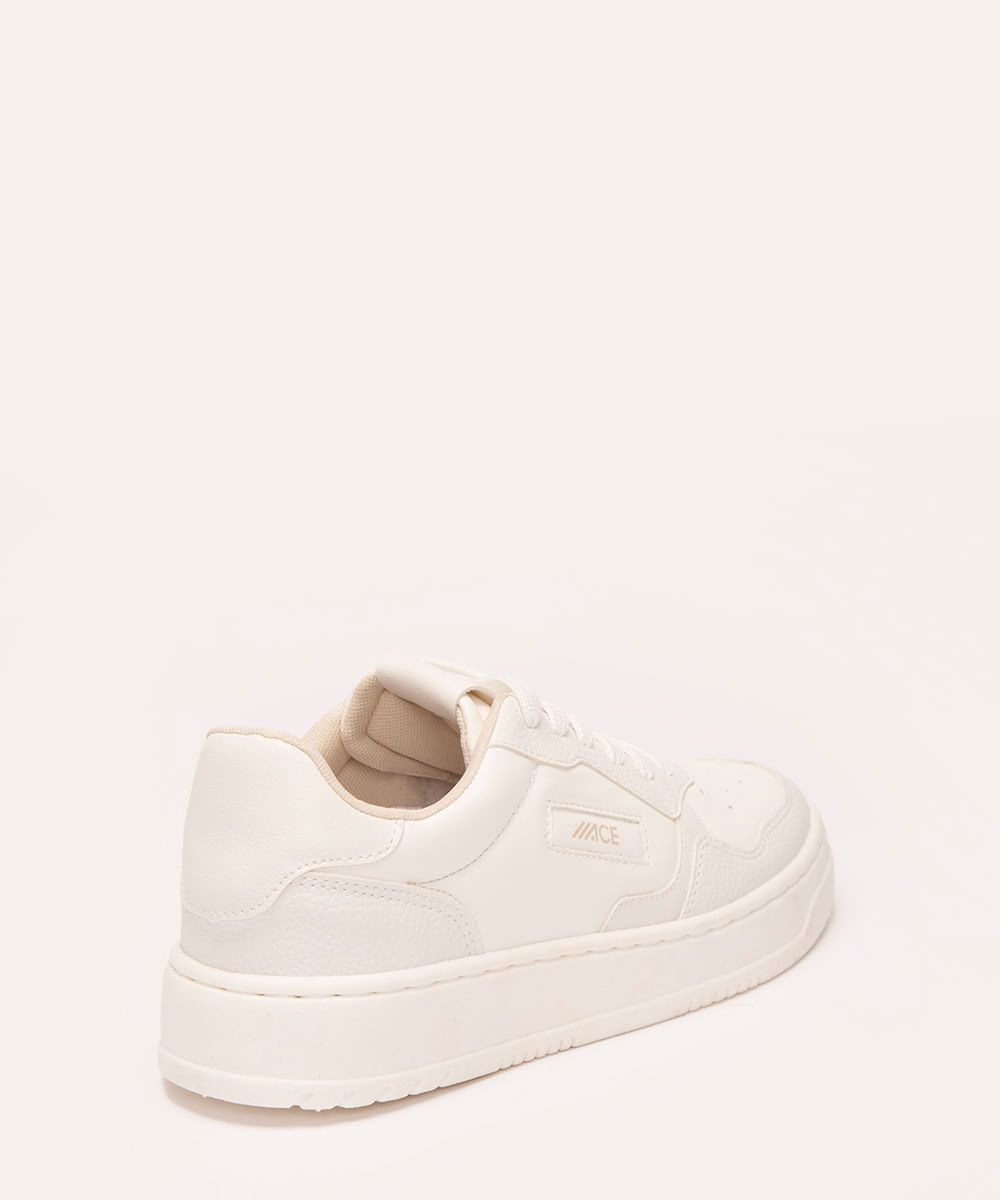 tênis casual com recorte branco