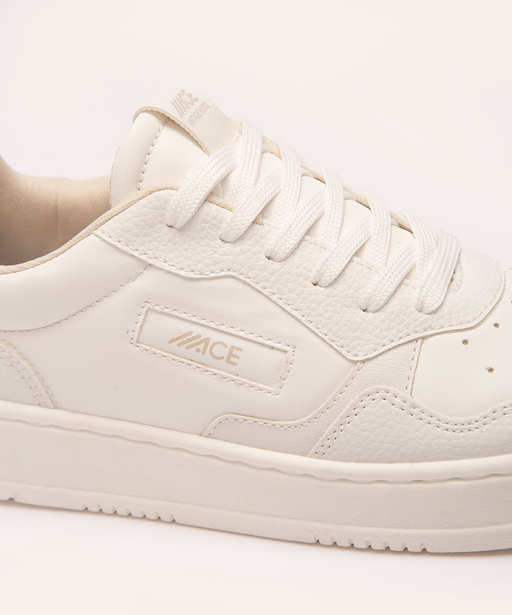 tênis casual com recorte branco