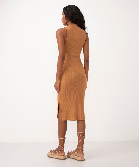 vestido midi de malha canelada com fenda gola alta marrom