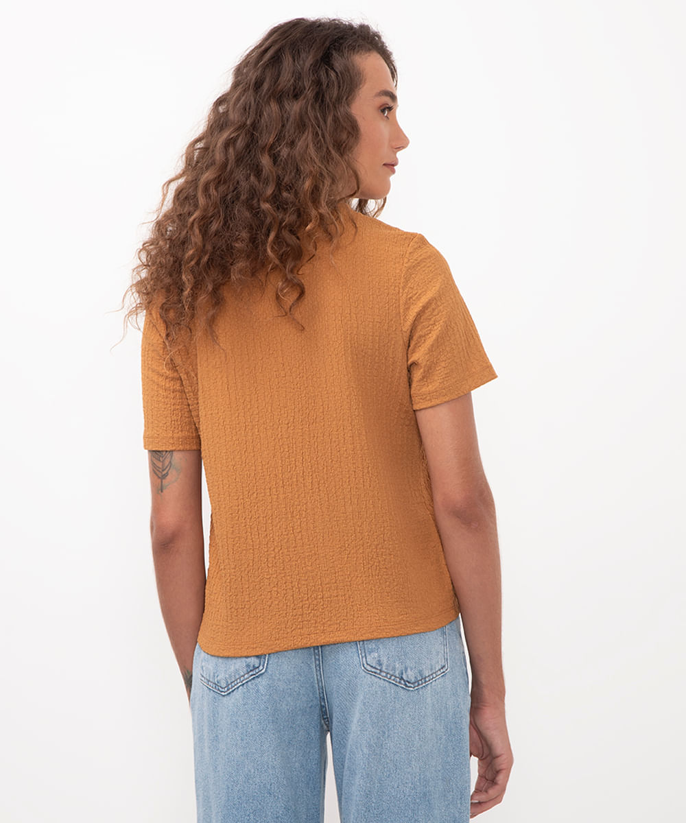 blusa texturizada manga curta marrom