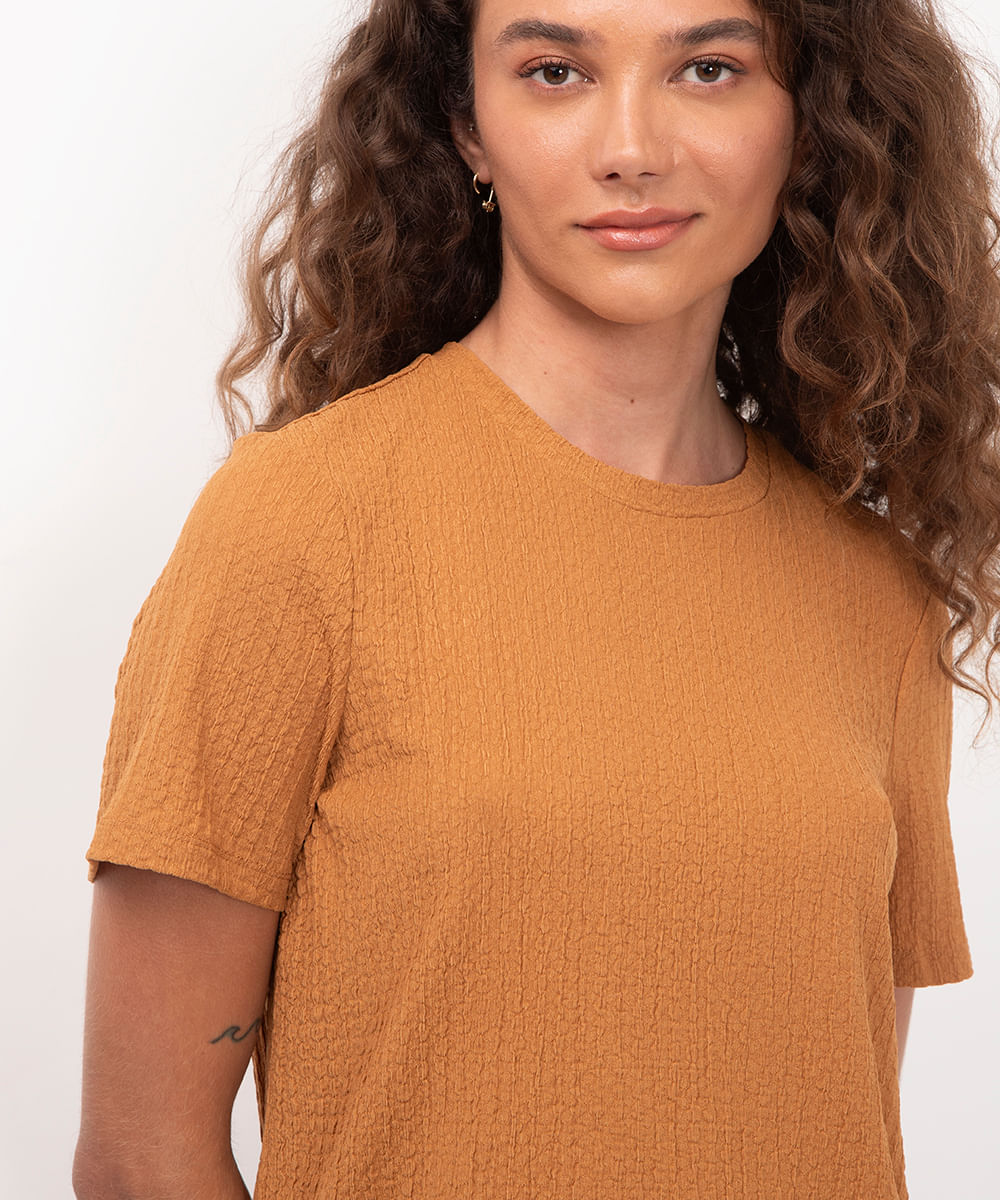 blusa texturizada manga curta marrom
