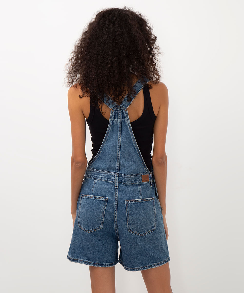 jardineira jeans com bolsos azul