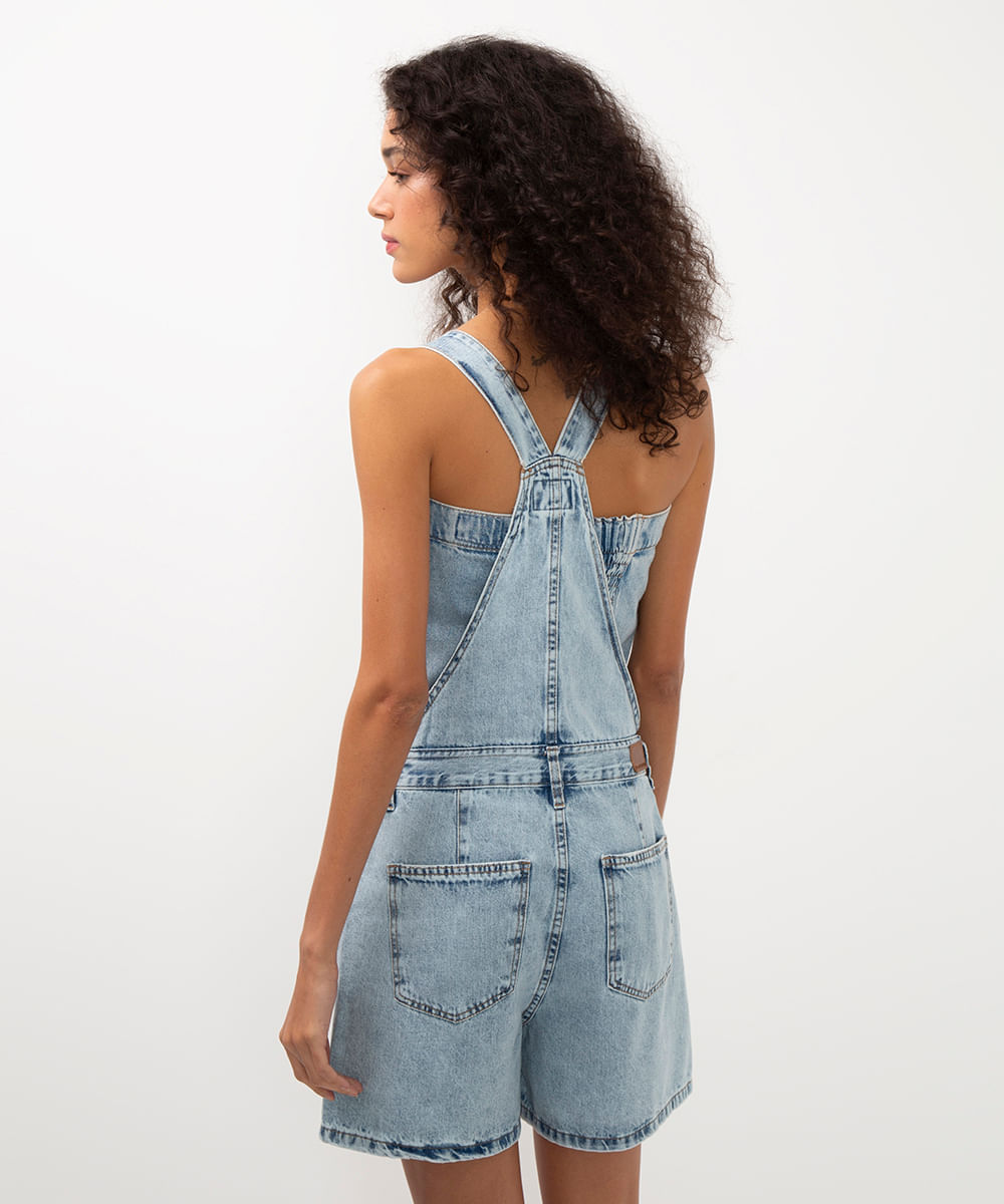 jardineira jeans com bolsos azul