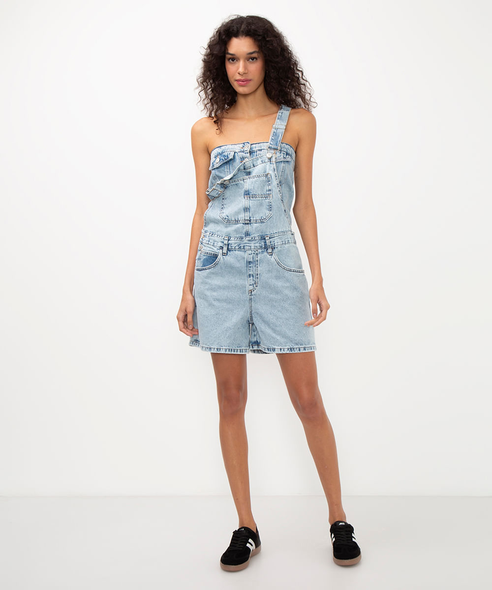 jardineira jeans com bolsos azul
