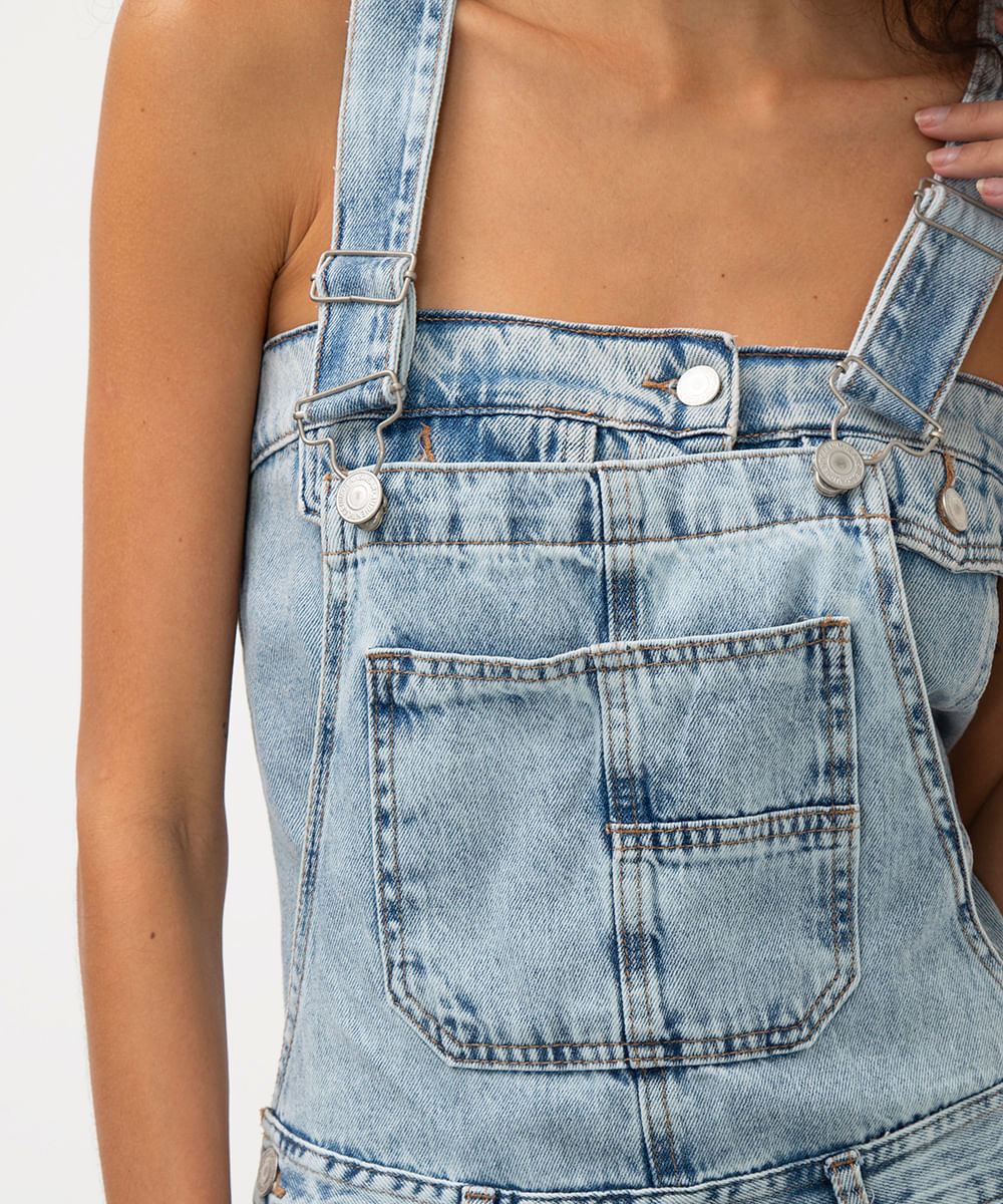 jardineira jeans com bolsos azul