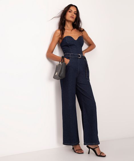 macacão jeans decote coração sem manga com cinto azul escuro