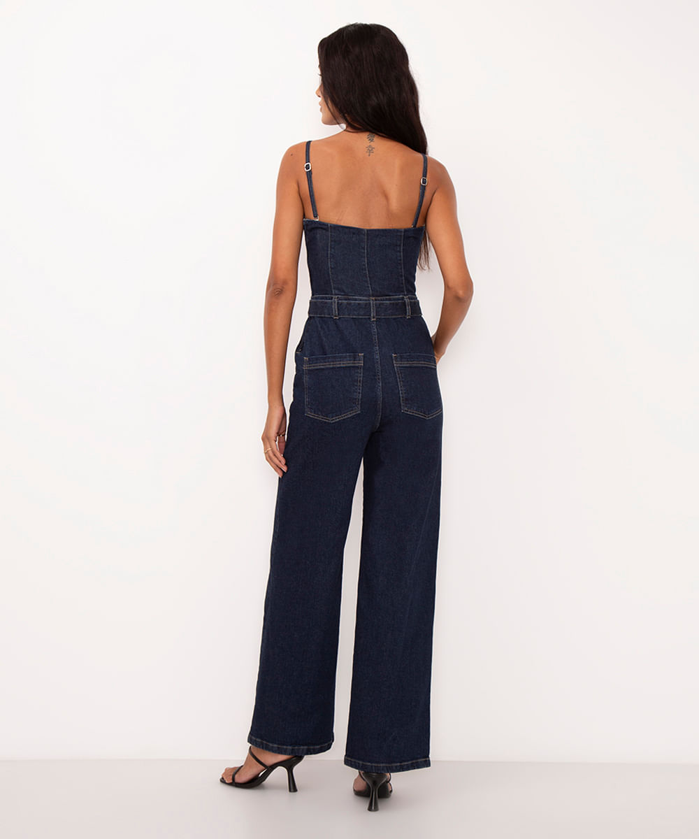 macacão jeans decote coração sem manga com cinto azul escuro