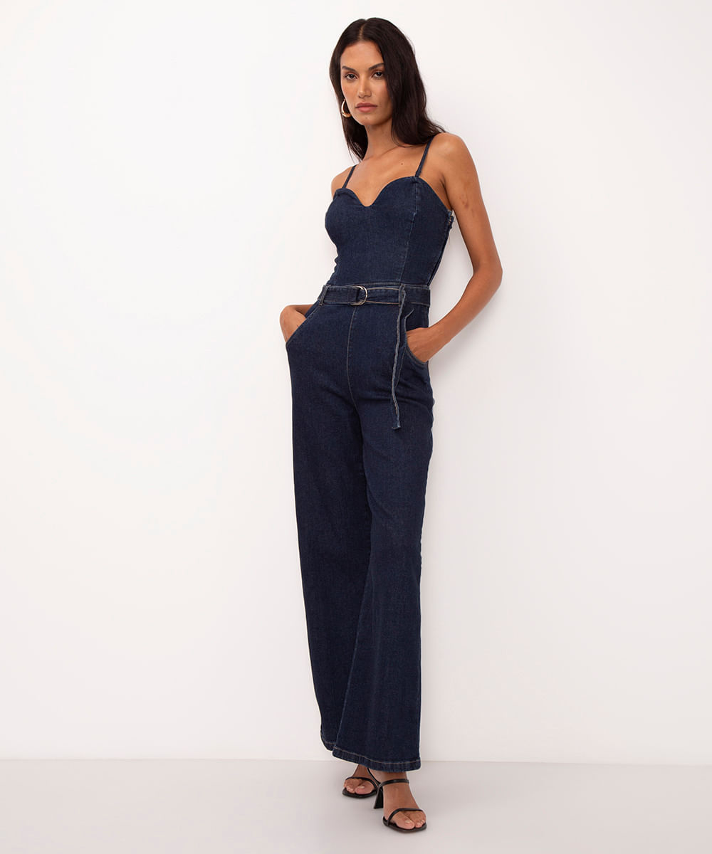 macacão jeans decote coração sem manga com cinto azul escuro