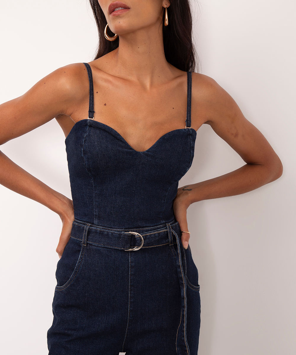 macacão jeans decote coração sem manga com cinto azul escuro