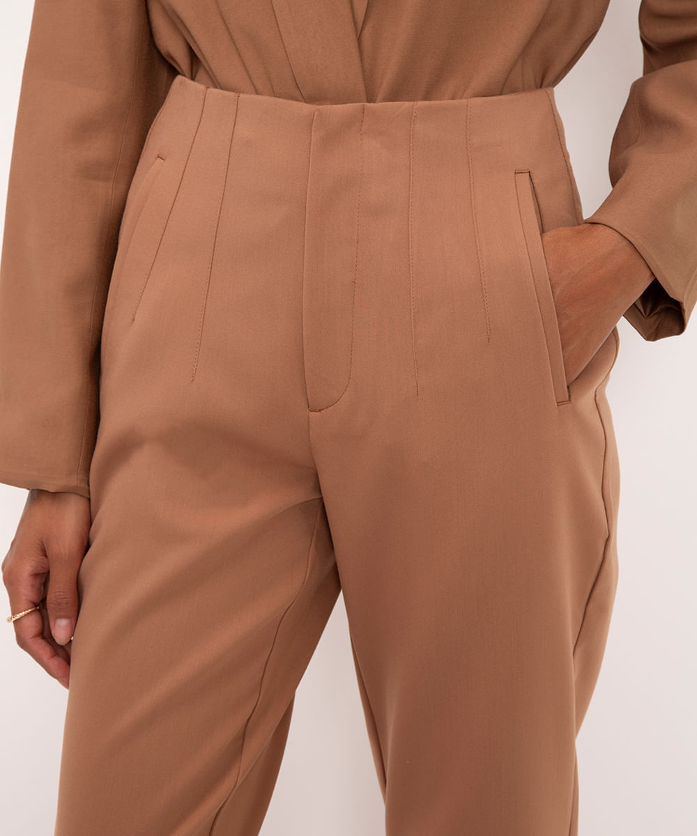 calça alfaiataria cintura alta com pences - caramelo