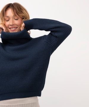 suéter de tricot gola alta azul escuro