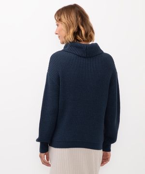 suéter de tricot gola alta azul escuro