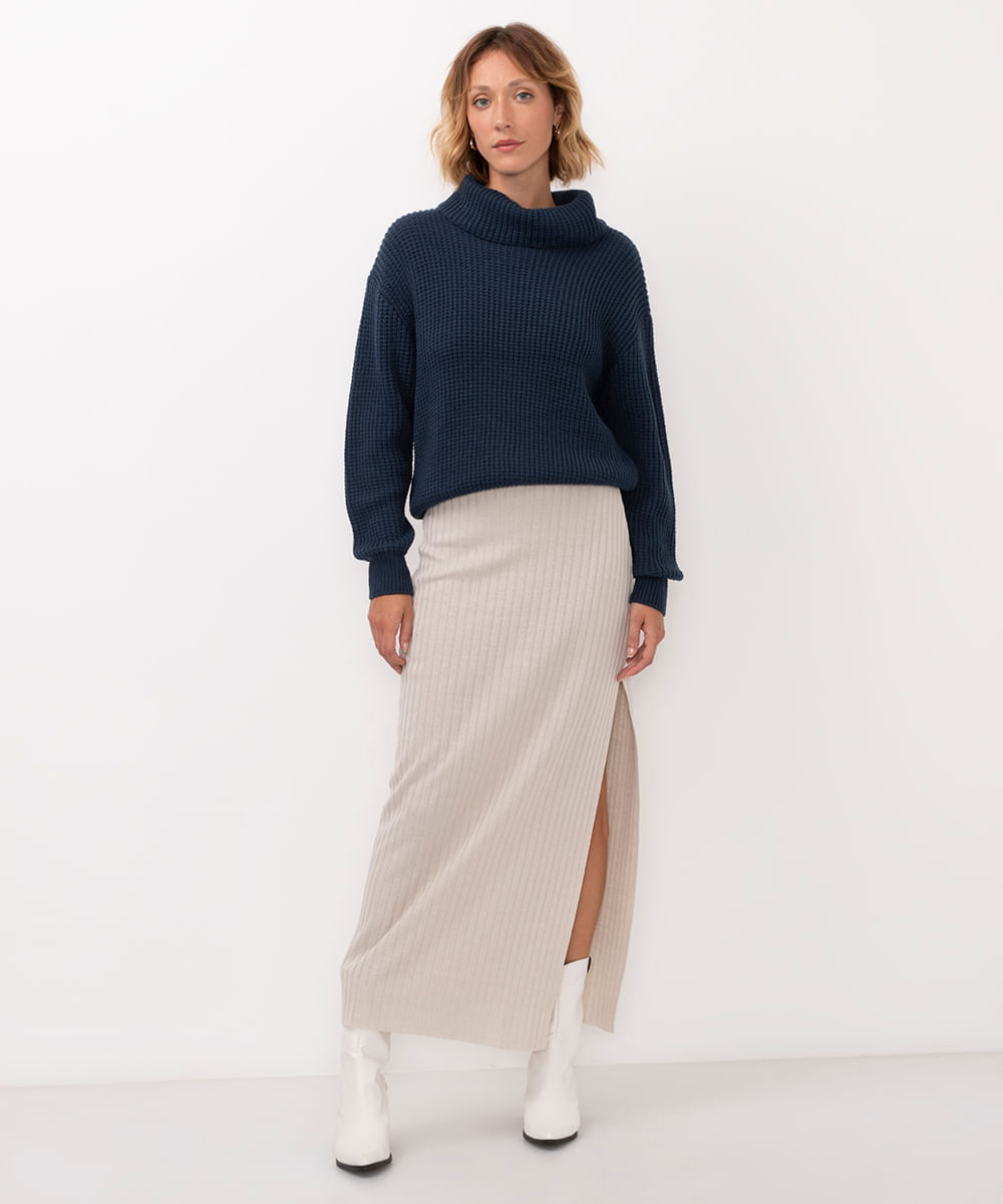 suéter de tricot gola alta azul escuro