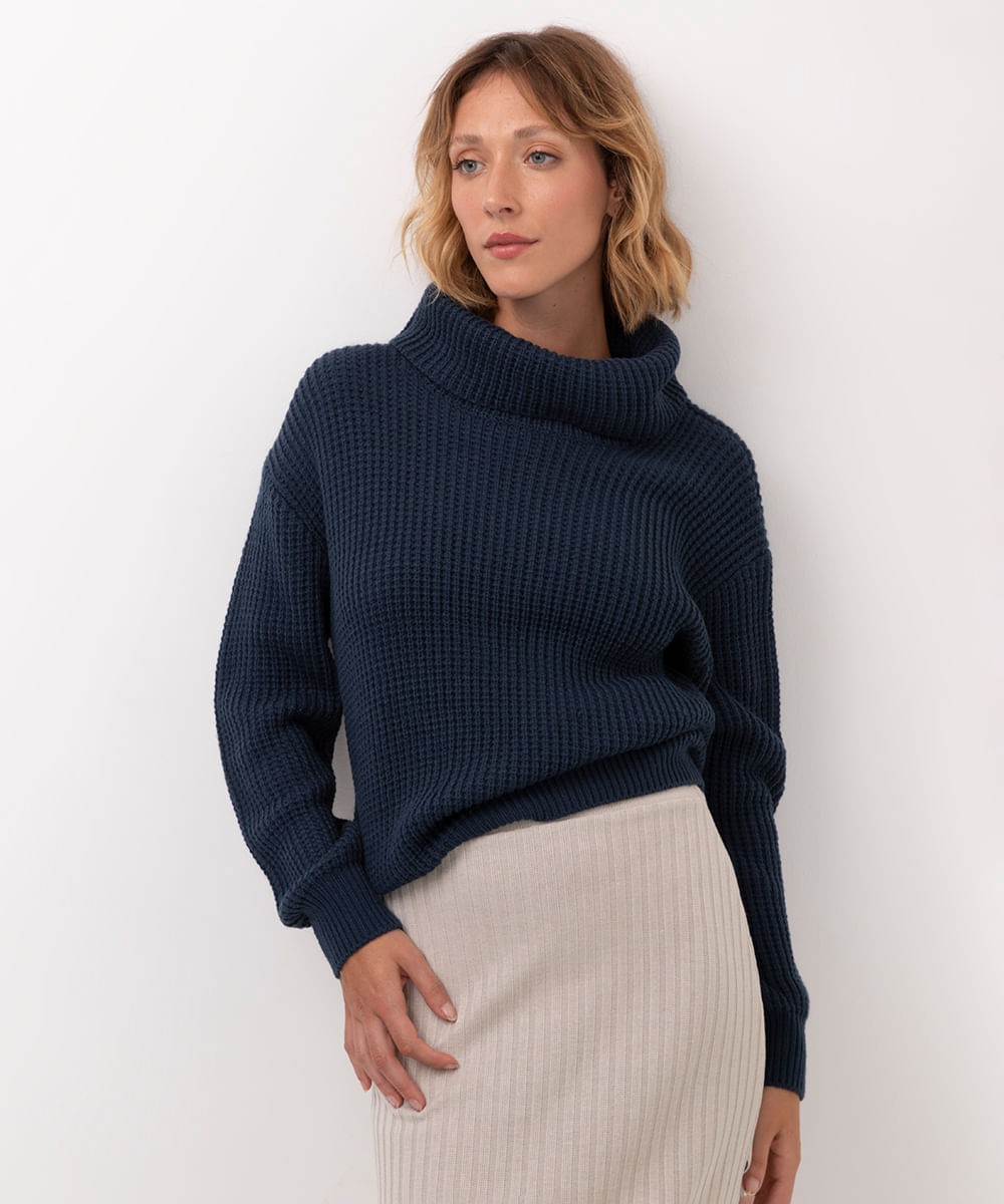 suéter de tricot gola alta azul escuro