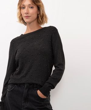 suéter de tricô com pérolas cinza