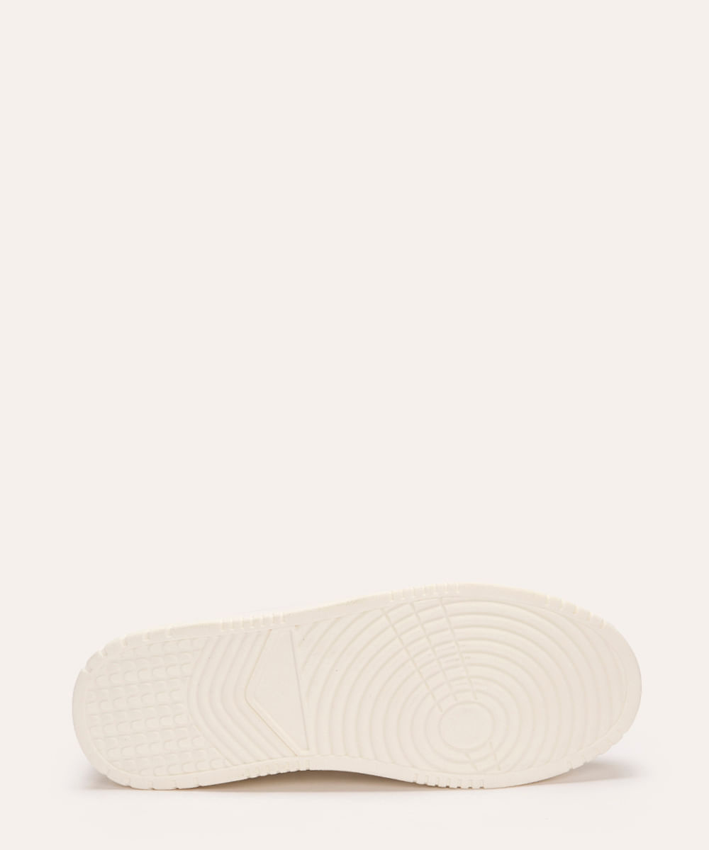 tênis casual com recorte off white
