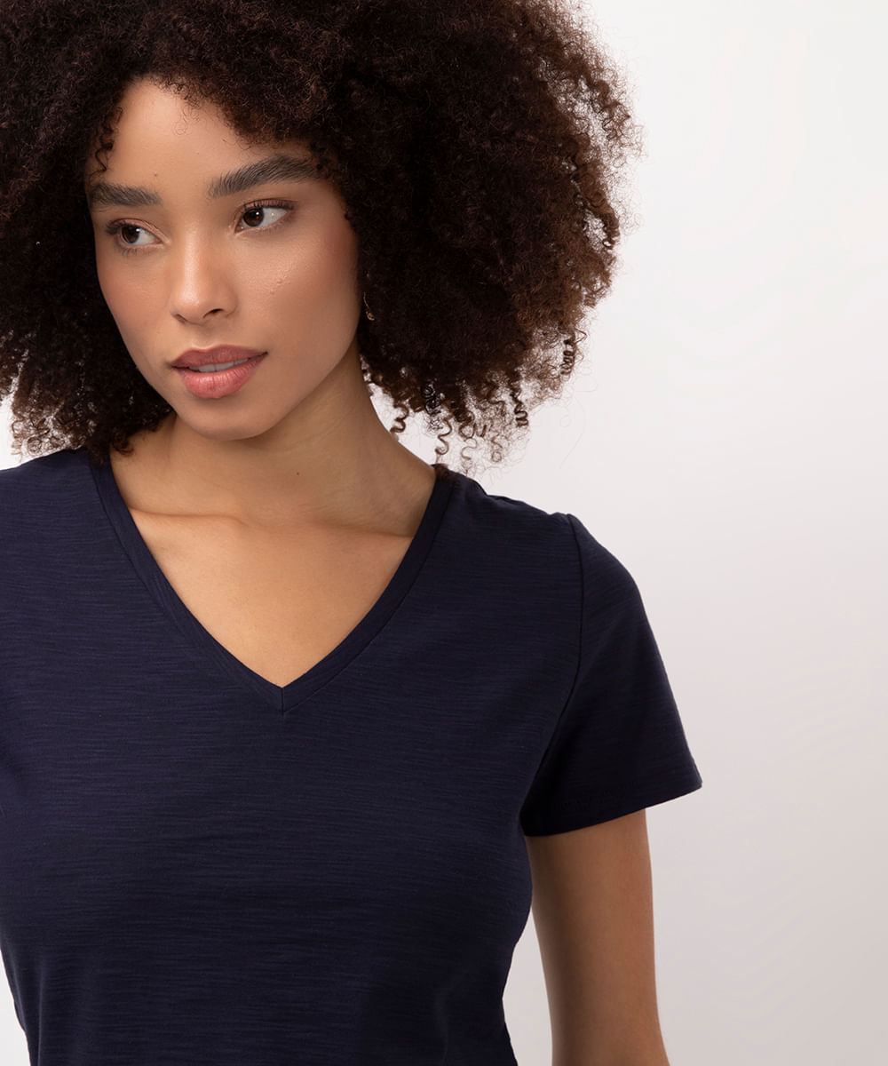 camiseta de algodão peruano decote v - azul marinho