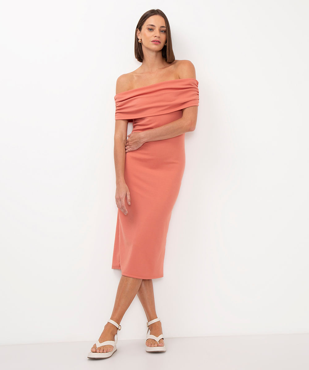 vestido midi ombro a ombro com franzido rosa