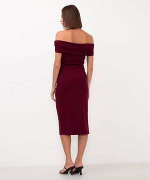 vestido midi ombro a ombro com franzido vinho