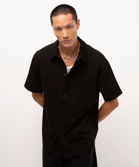 camisa manga curta com bolso preto