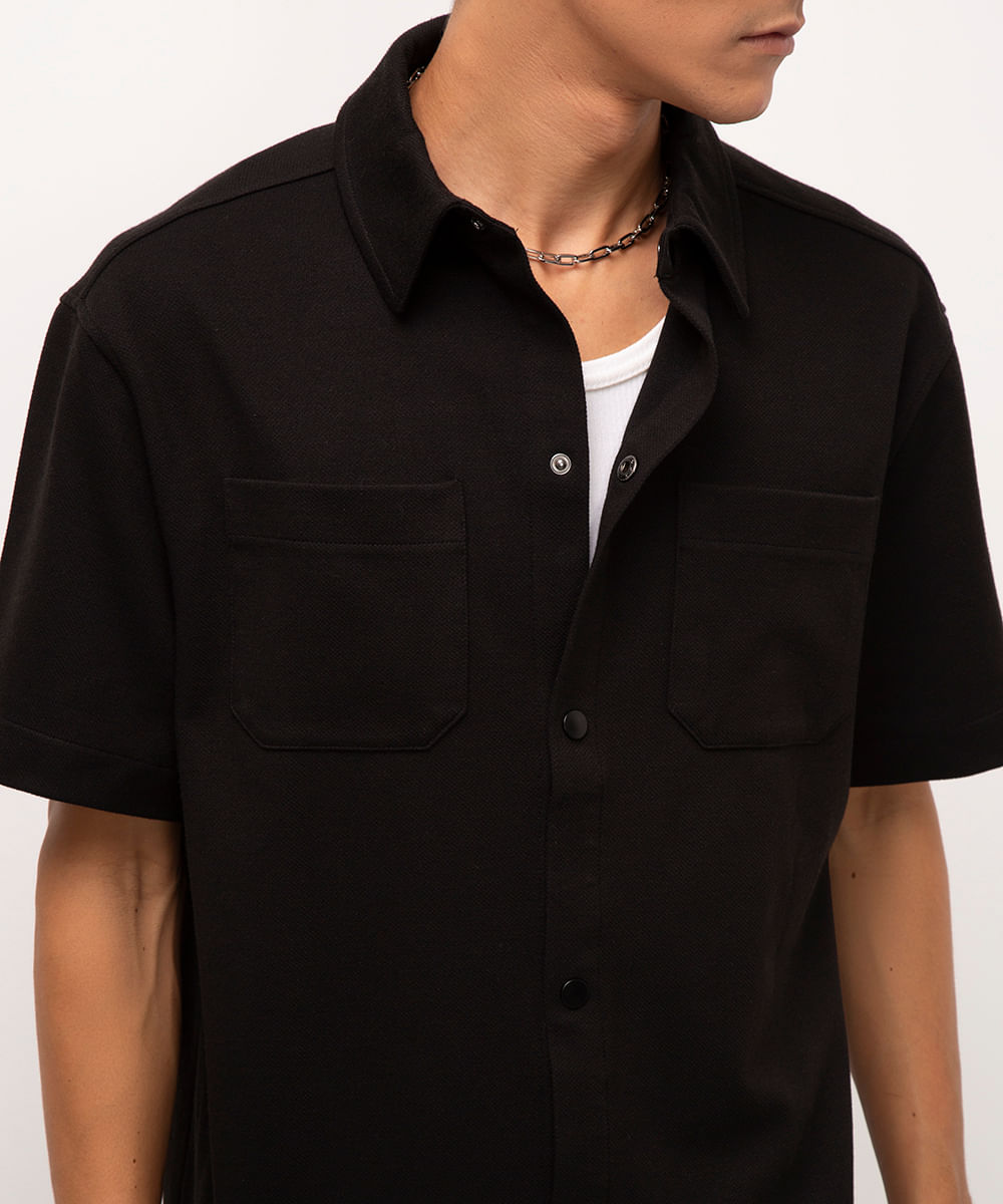 camisa manga curta com bolso preto