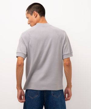 camiseta slim manga curta raglan cinza