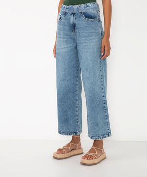 calça jeans wide leg cropped com cinto azul