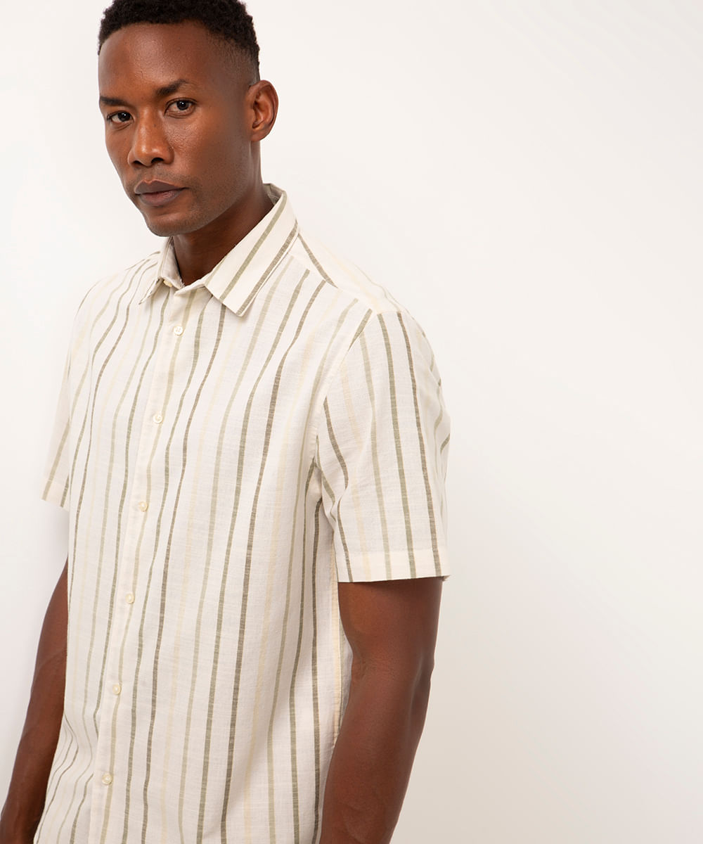 camisa comfort listrada manga curta off white