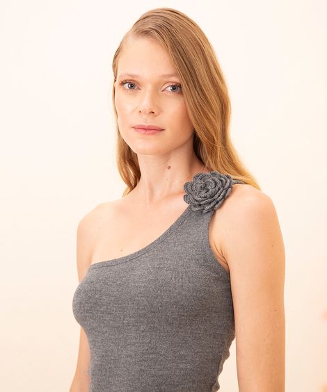 blusa de tricot ombro único com flor mindset cinza