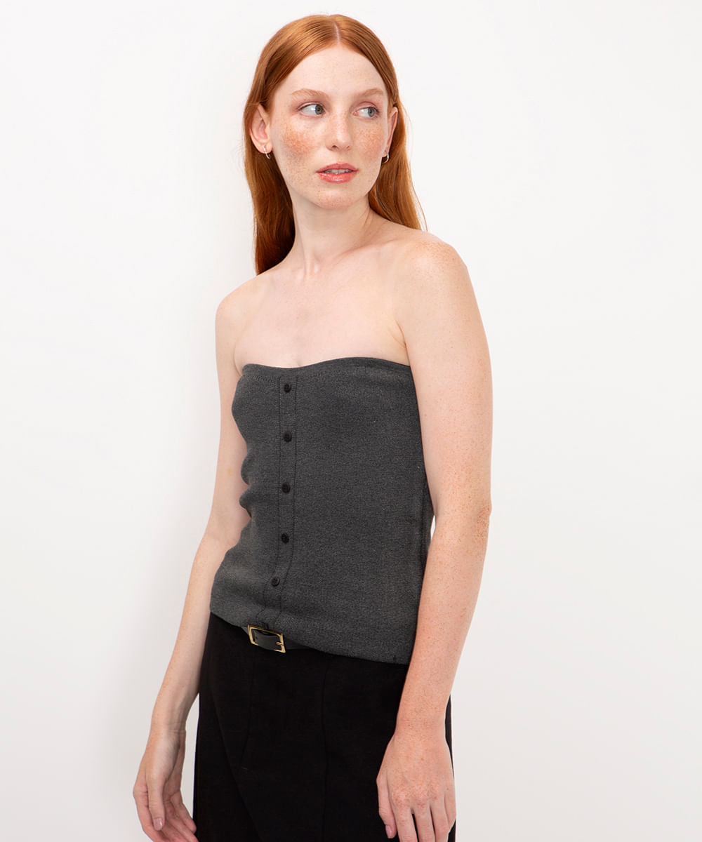 blusa sem alça em tricô com detalhe de botão chumbo