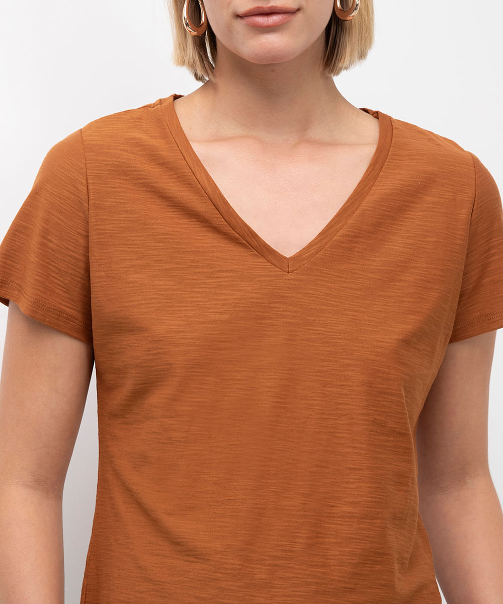 camiseta de algodão peruano decote v - marrom medio