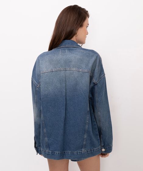 jaqueta jeans oversized com tachas e ilhós azul